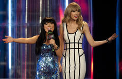 Celeb Pix: Taylor Swift is an international favorite at the 2013 MuchMusic Video Awards